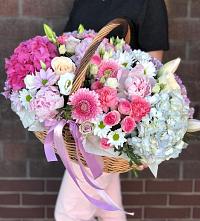 Композиция солнечный день в Радченском Цветочная композиция из Розы, Хризантемы, Пионы и Лизиантусы в корзине в Радченском
