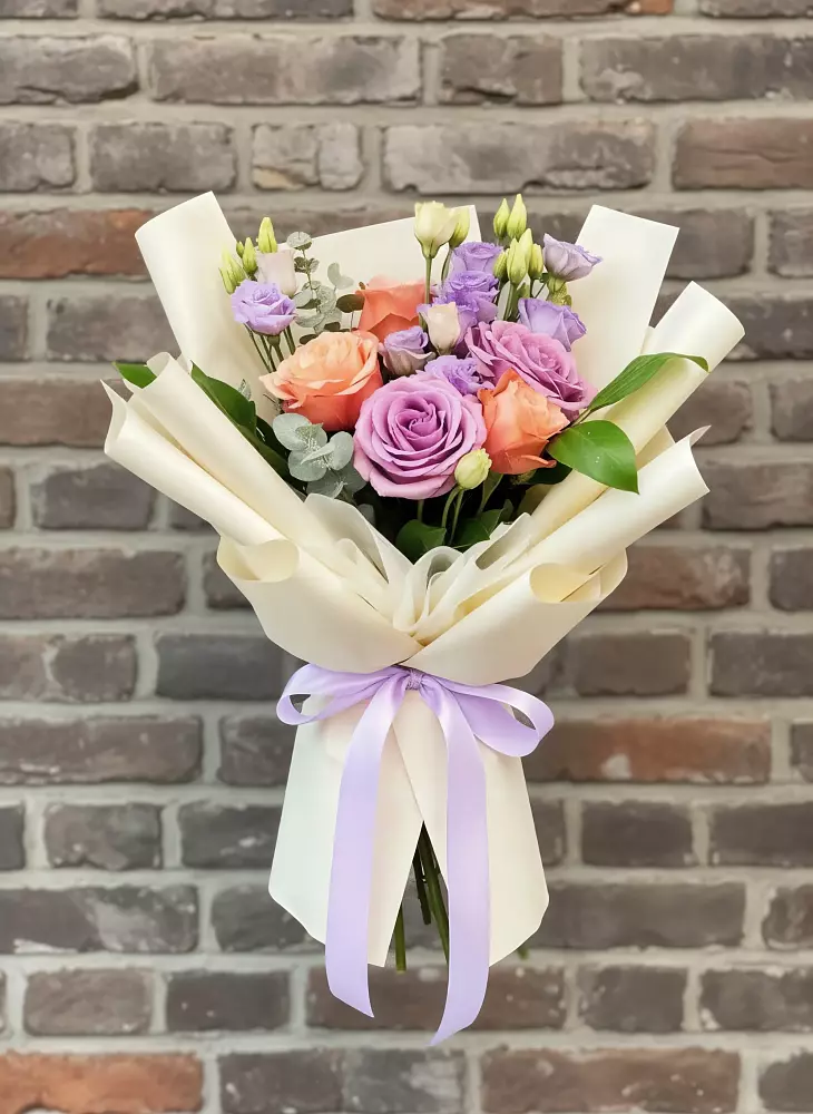 Букет цветов из: Лизиантусы и Розы в Радченском