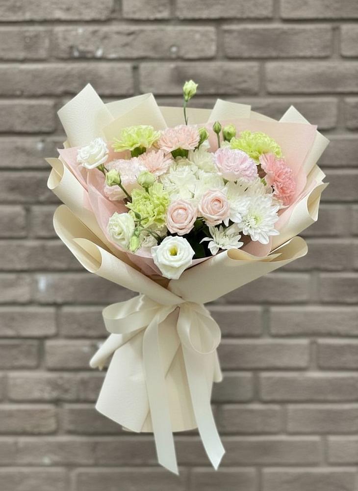 Букет цветов из: Гвоздики, Розы, Лизиантусы и Хризантемы в Радченском