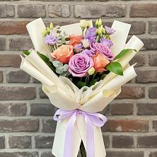 Букет цветов из:  Лизиантусы и Розы в Радченском