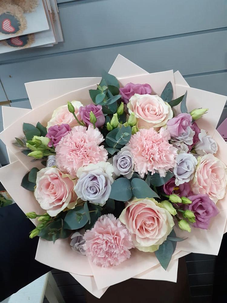 Букет цветов из: Розы, Гвоздики и Лизиантусы в Радченском